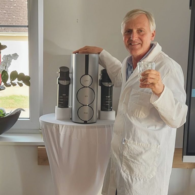 Reines Wasser in Arztpraxis Arzt hält Glas Wasser in der Hand - Er emphiehlt auch seinen Patienten reines Wasser aus der Leitung